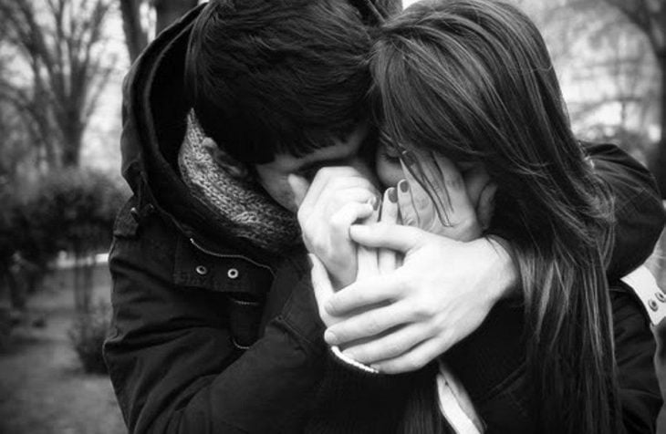 pareja feliz abrazados 