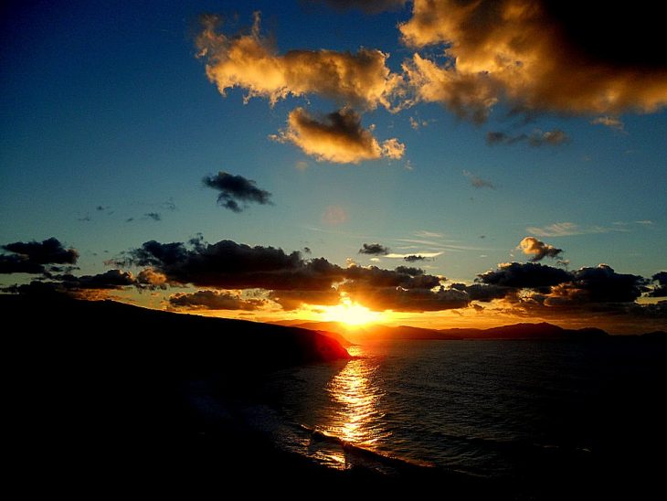 puestade sol en la playa de malaga