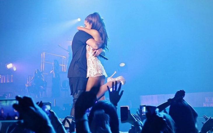 justin biebier y Selena Gómez abrazados en un concierto