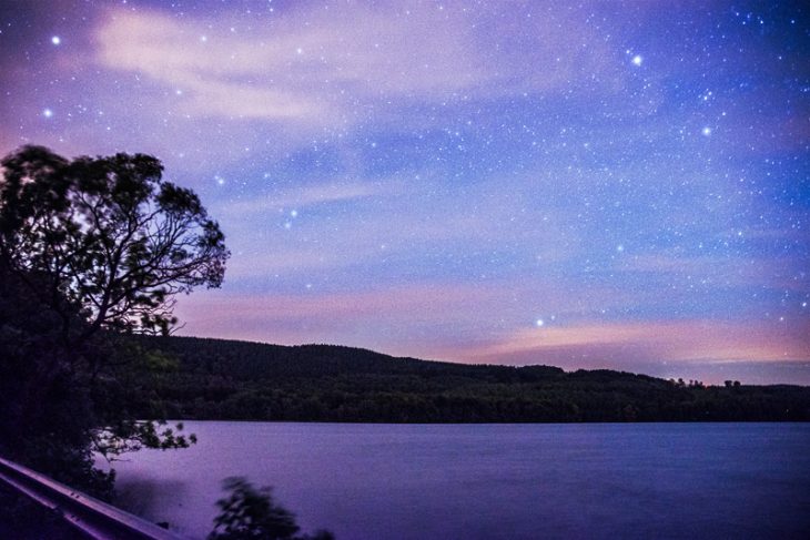 cielo estrellado al anochecer en el lago