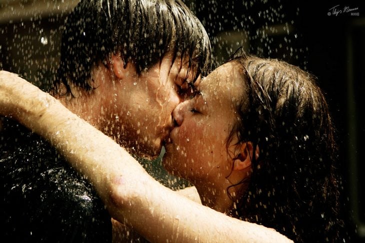 beso de pareja bajo la lluvia 