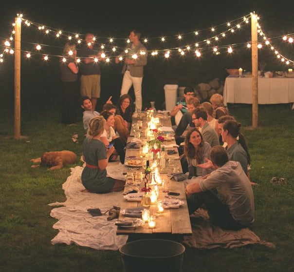 familia reunida cenando en un jardín