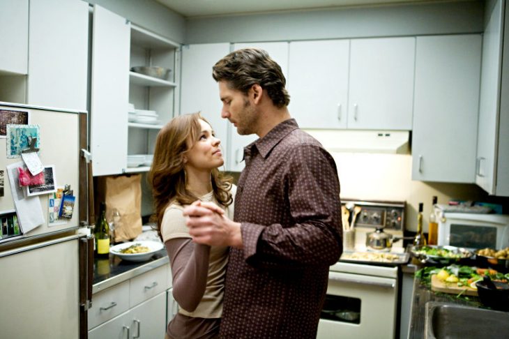 pareja en medio de la cocina bailando 