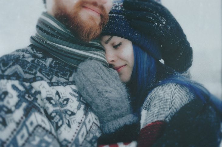 pareja de novios en el invierno abrazados 
