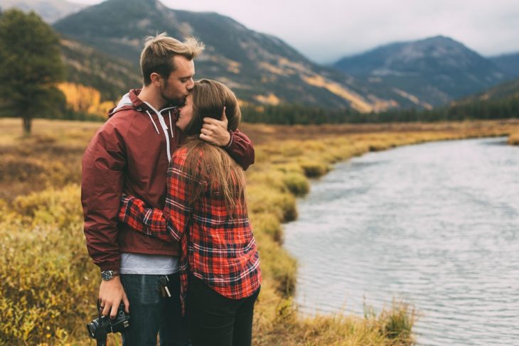 pareja de novios abrazándose 