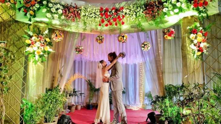 pareja que se casa en una ceremonia en mumbai india 