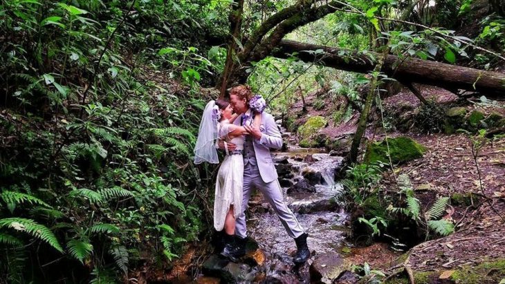 pareja besandose vestidos de novios en la selva colombiana 