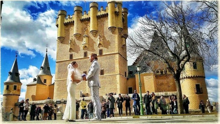 pareja tomados de las manos parados en una plaza de Segovia España 