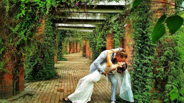 pareja besándose para su foto del día de su boda 