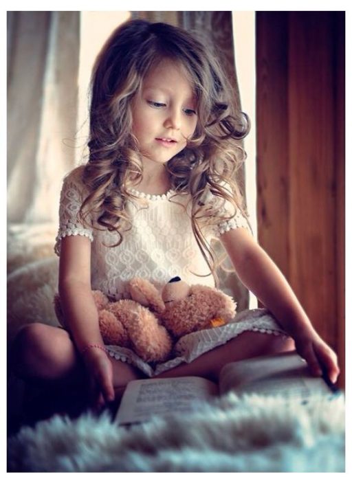 niña pequeña leyendo un libro 