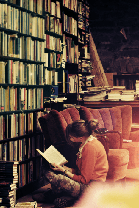 Chica leyendo en su casa 