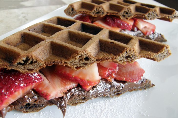 waffle de nutella con fresas colocado uno sobre otro 