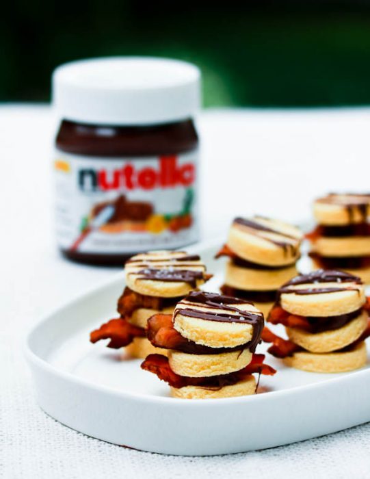 galletas de pan blanco hechas con nutella y tocino 