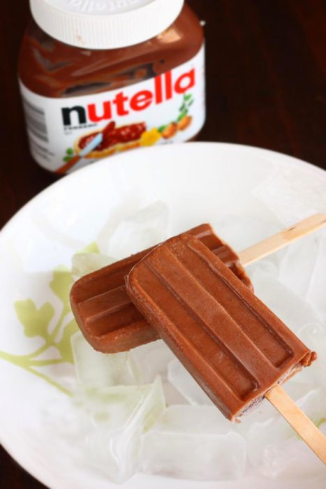 paleta helada de nutella sobre un plato con hielos 