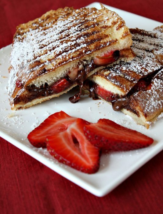 panini de nutella con fresa espolvoreado con azúcar glas 