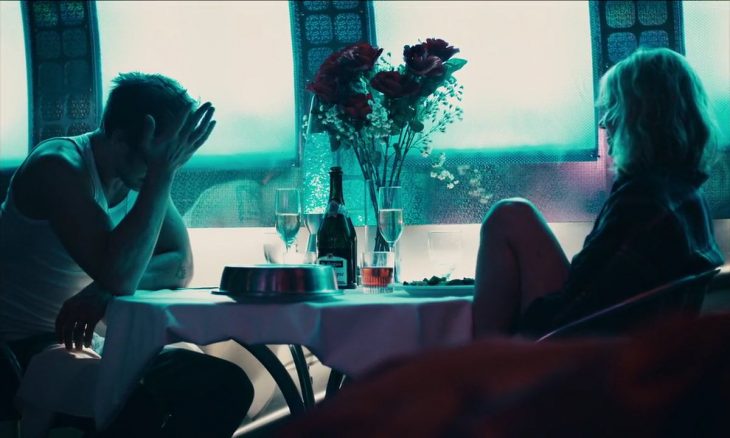 escena de la película blue valentine donde la pareja esta en una mesa hablando seriamente 