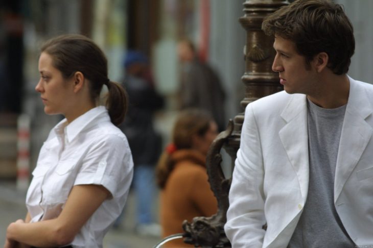 hombre viendo a una mujer junto a él en la calle 