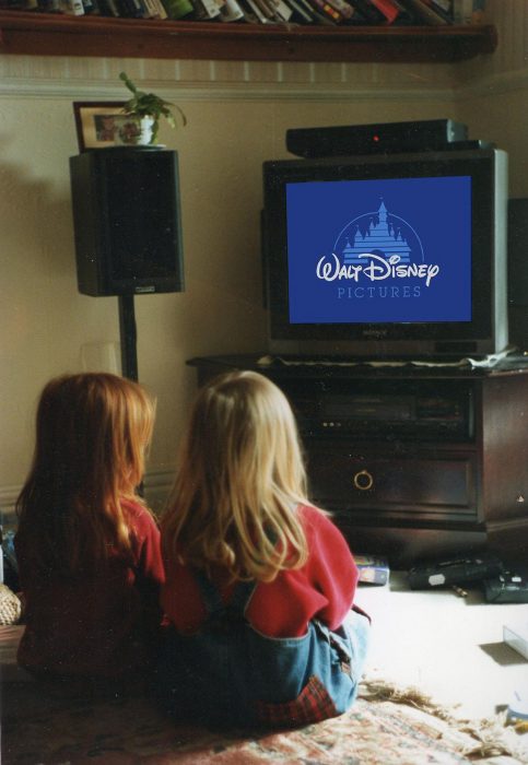 niñas viendo la televisión 