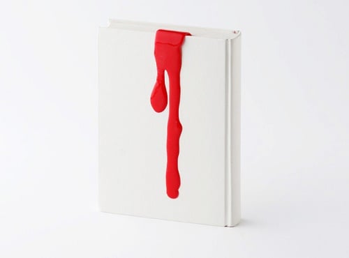 separador de libro en forma de mancha de sangre 