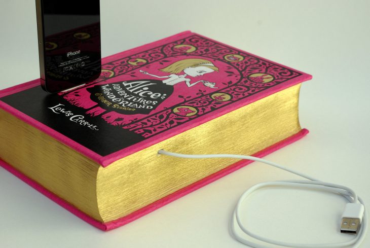 cargador para celular en forma de libro con cubiertas rosa 