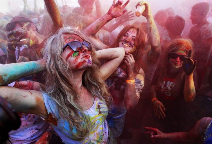 Chica en un festival de colores