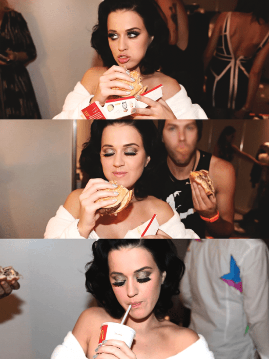 katy perry comiendo una hamburguesa 