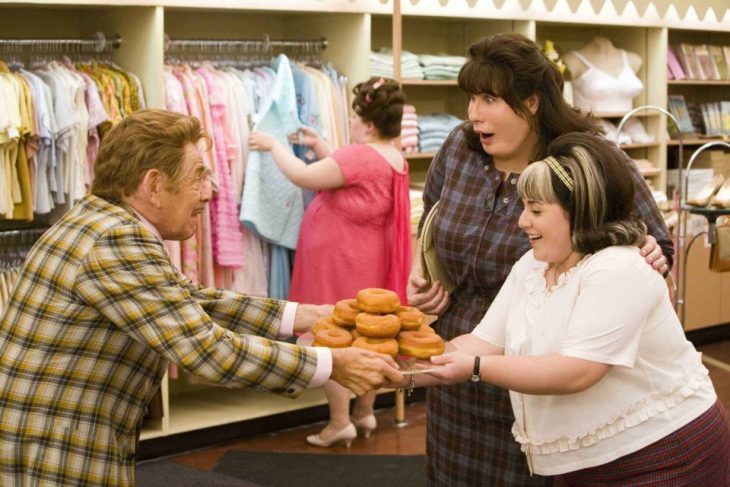 escena de la película hairspray donde un hombre les entrega donas a unas mujeres 