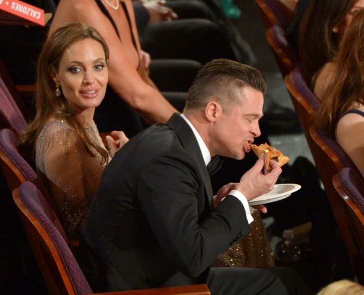 brat pitt comiendo pizza en los oscar 2014