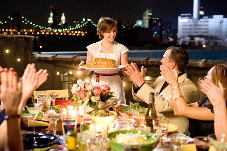 personas festejando que llego una persona con comida 