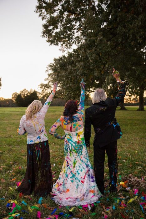 padres de la novia junto a ella de espaldas levantando las manos 