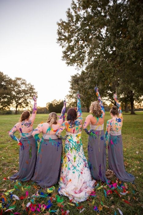 novia junto a sus damas con los vestidos llenos de pintura 
