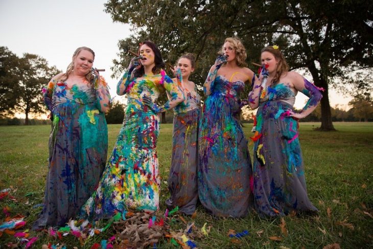 novia junto a sus damas con los vestidos llenos de pintura 