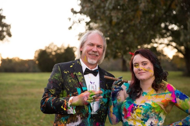 padre de la novia festejando con puros y champaña 