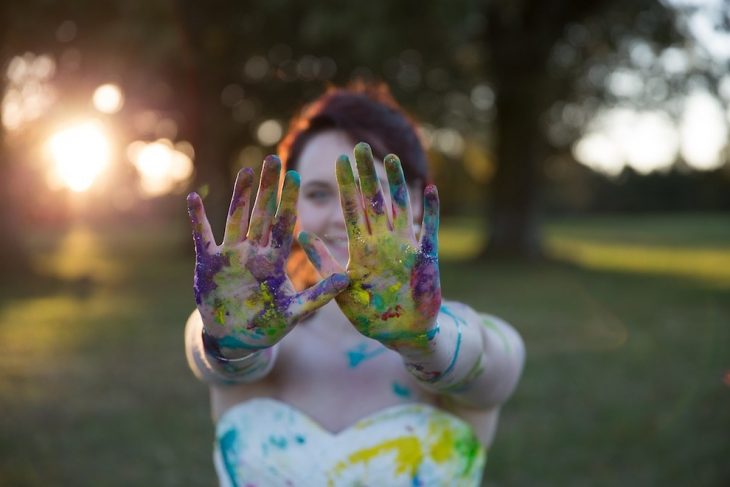 novia con las manos llenas de pintura al igual que su vestido 