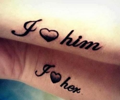 Pareja mostrando sus antebrazos con tatuajes que dicen "la amo" y "lo amo"