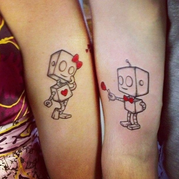 Pareja mostrando sus tatuajes en el brazo en forma de robot que se entregan flores 