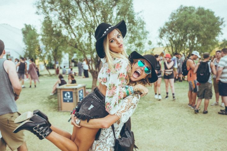 chicas abrazadas en coachella 2015