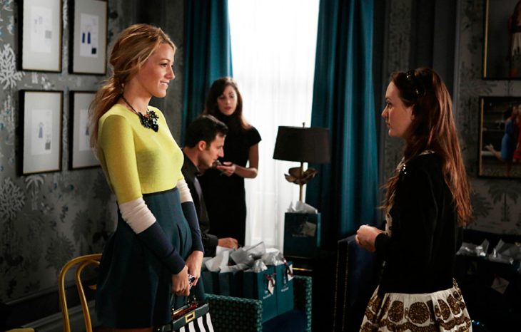 escena de la serie gossip girls serena y blair hablando durante una reunión 