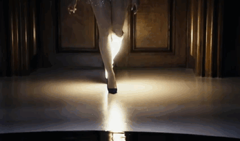 Modelo Viktoria Modesta caminando con su prótesis de pierna que contiene luz