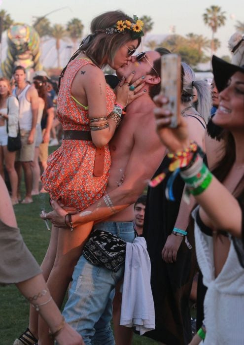 pareja de novios besandose en el festival coachella 2015
