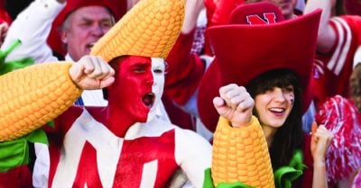 7 razones por las que DEBERÍAS salir con un chico que es un POCO “loco”