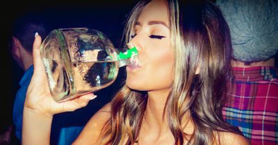 ¡No puedo parar! ¡No voy a parar! 14 señales de que tú eres la amiga “loca”