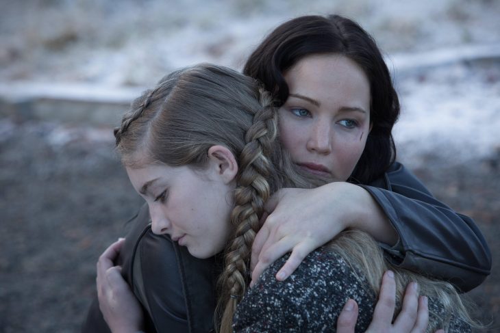 escena de la película lo sjuegos del hambre katniss abrazada a su hermana 