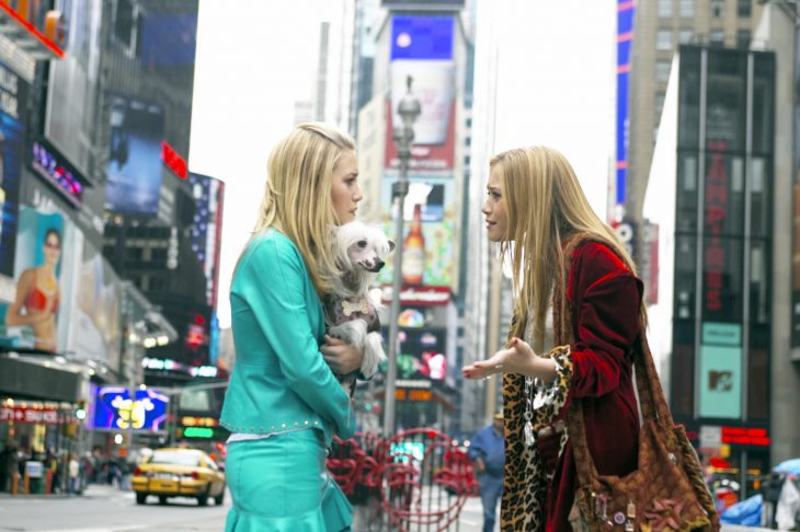 escena de la película un instante en nueva york gemelas olsen discutiendo en medio de la calle 