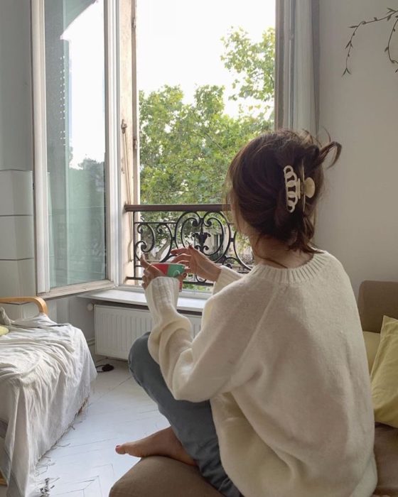 Mujer joven viendo hacia la ventana