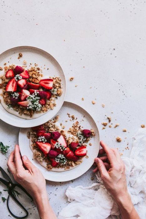 Platos con cereal y frutas