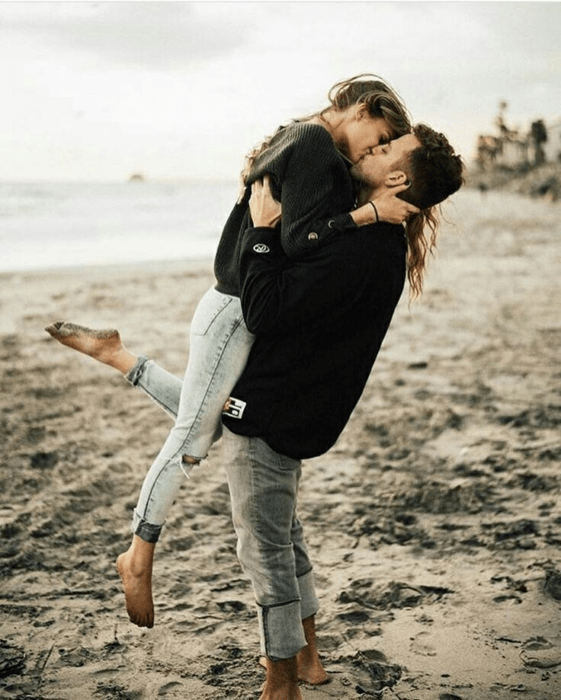 Pareja besándose en la playa