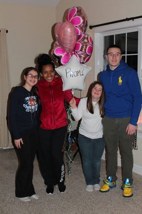 Ben y su amiga Mary sosteniendo unos globos con otras amigas 