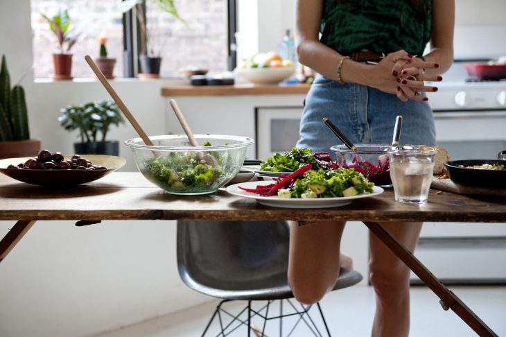 Chica preparando una ensalada 