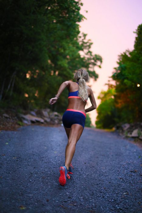 Mujer corriendo en una carretera 